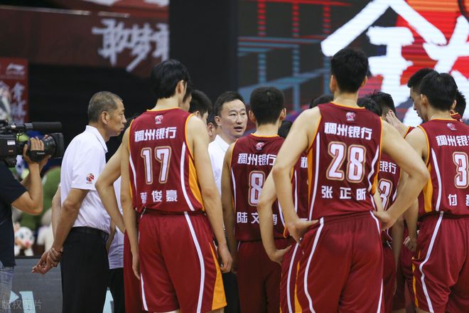 CBA球迷热议球队战绩，谁将夺得本赛季总冠军？