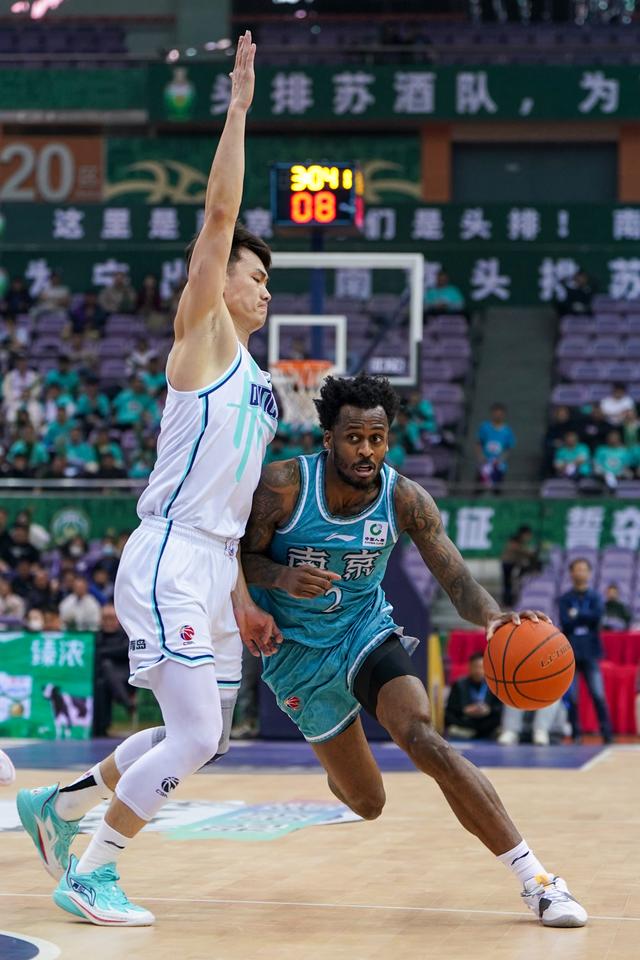 MK体育-青岛篮球队在客场壮举，全力拼搏