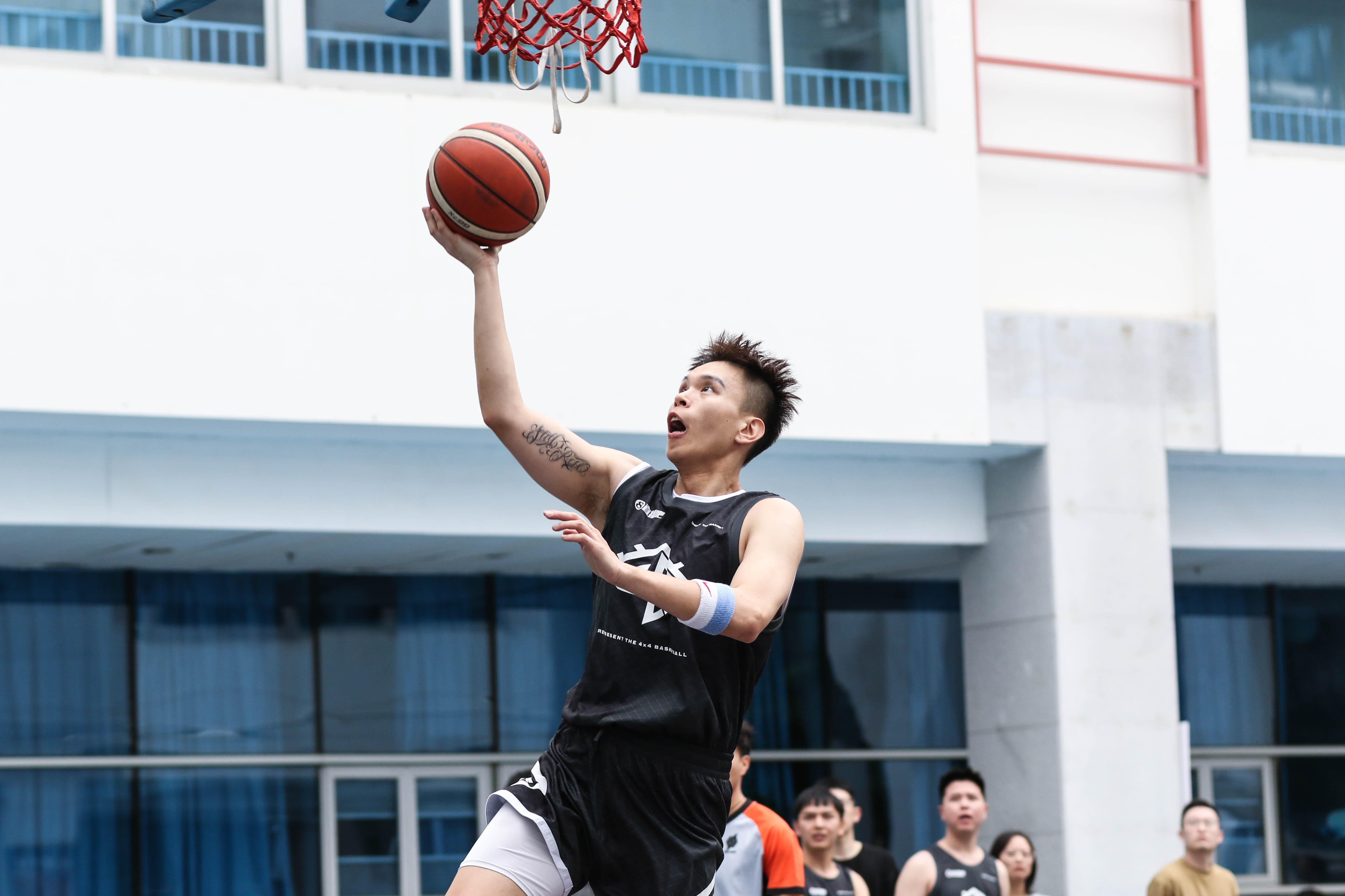篮球俱乐部引进年轻新秀，提升团队实力