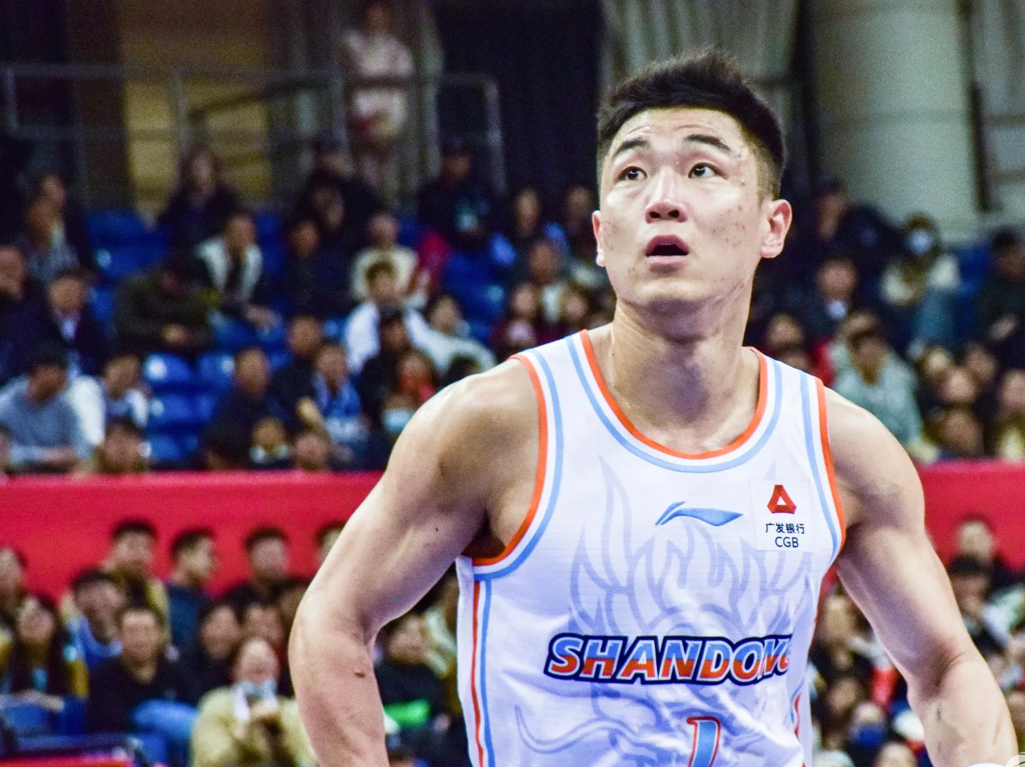 天津篮球队击败对手，跃升领先位置